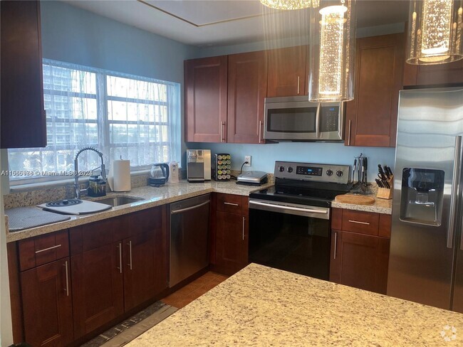 Building Photo - 1817 S Ocean Dr Rental