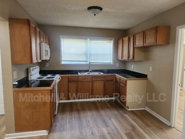 Photo - 955 Mackinaw St