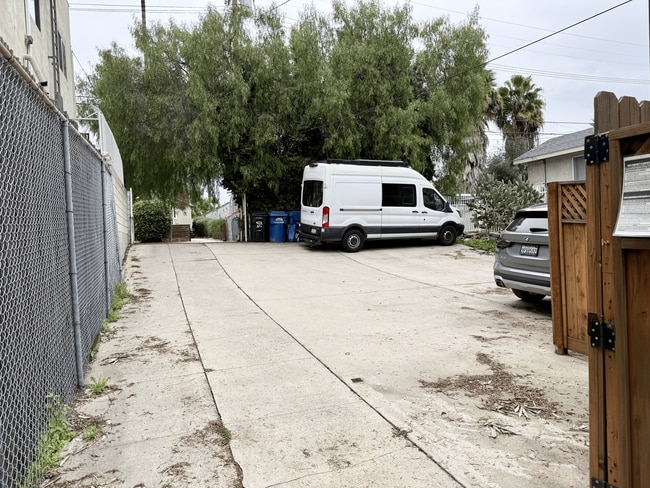 Área de estacionamiento designada - 4228 Lockwood Ave Unidad 2