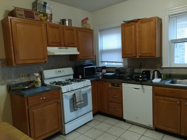 Kitchen Gas Stove & Oven - 42 Bromfield Rd Apartments