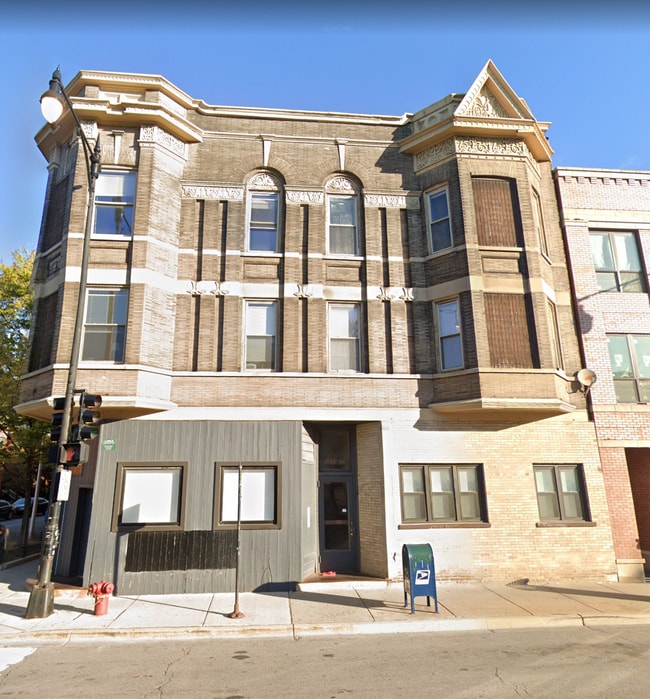Building Photo - Spacious and renovated 3 BR in Wicker Park with great vintage touches! Unit 2158N-3N