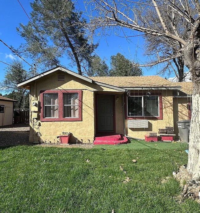Building Photo - "Cozy 3-Bedroom Retreat in Redding – Perfect Blend of Comfort and Style!"