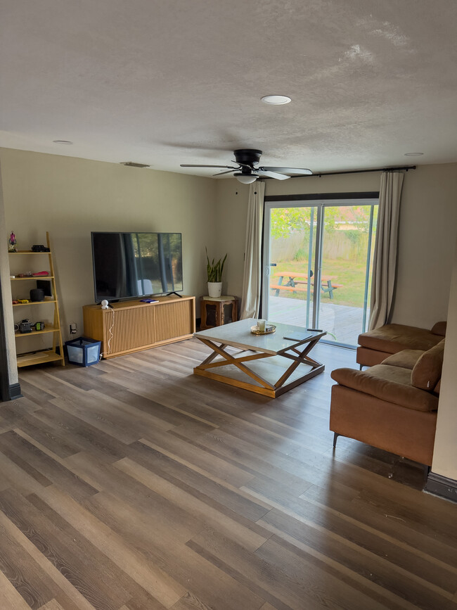 Living Room - 8111 N Hillsborough Ln Casa