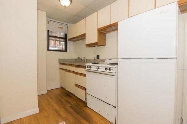 Building Photo - 533 Newbury St Unit 2R