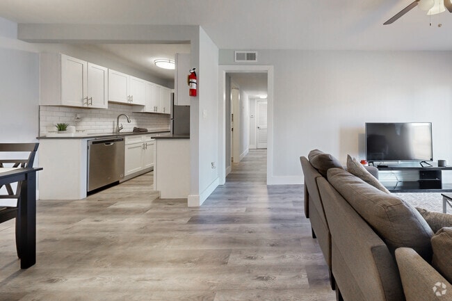 2BR, 1.5BA - 890SF -Entrance