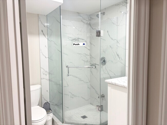 Photo - 2 BED - 2 BATH - MISSISSAUGA - BASEMENT Unit 2