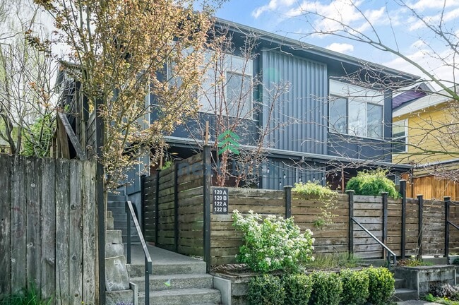 2 BED & 1.5 BATH URBAN ELEGANCE AND ROOFTO... - 2 BED & 1.5 BATH URBAN ELEGANCE AND ROOFTO... Townhome