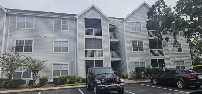 Building Photo - 2 bedroom 1 bath condo Near the Loop Unit 206