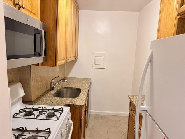 Building Photo - 10 Huron Ave Unit 9M