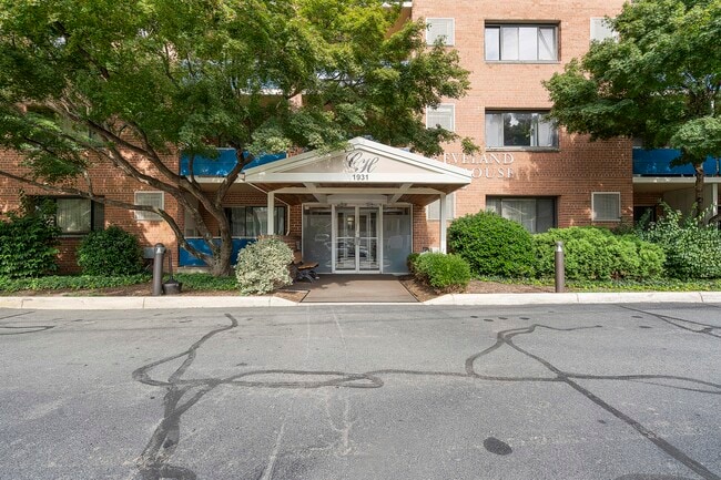 Building Photo - 1931 N Cleveland St Unit 207