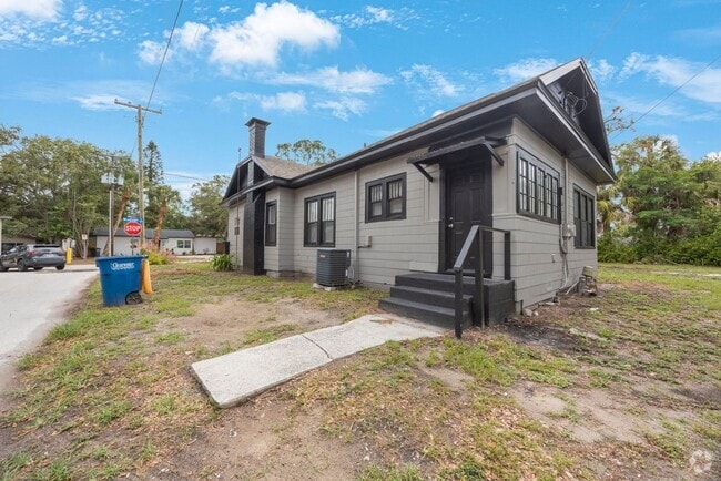 Building Photo - Large 3bdrm/1bath/+ bonus room ***Section ... Rental