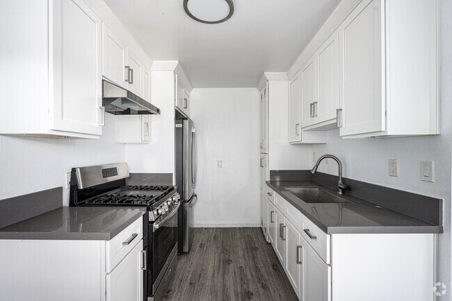 2BR, 1BA - 675SF - Kitchen
