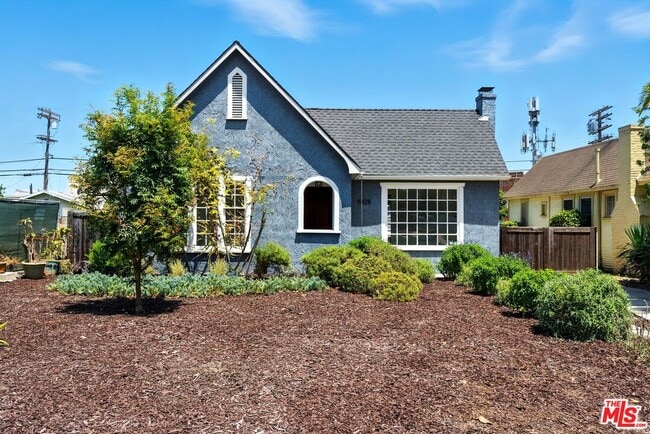 5428 S Victoria Ave House House - Image