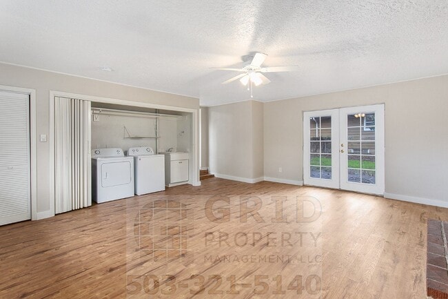 Building Photo - 3+ Bedroom House w/ Large Backyard - South...