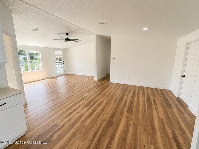 Photo - 1565 Seneca Dr