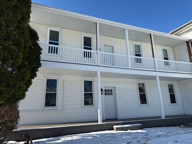 Building Photo - 310 W Market St Unit C