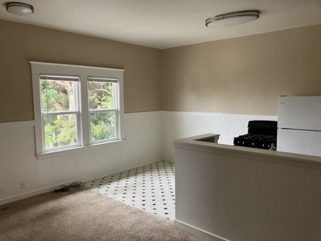 Photo - 1526 Everett St Unit 4