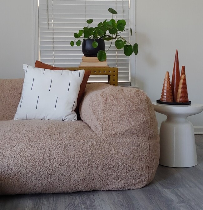 Living area - 1212 N Berendo St Unit B