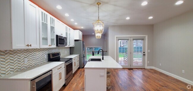 Building Photo - 4-bedroom 3-bathroom home minutes to Downt...
