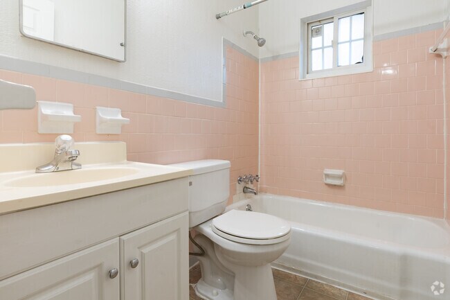 1BR, 1BA - 750 SF - Westhampton Court Apartment Homes