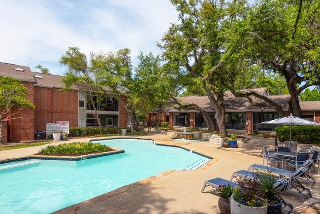 Photo - Arboretum Oaks