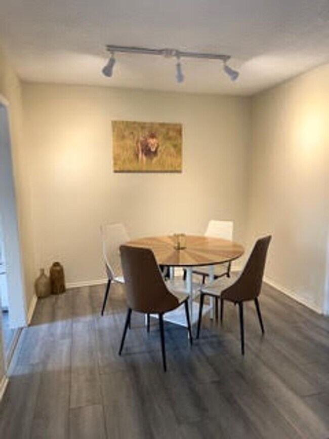 Photo - 8207 De Longpre Ave Unidad 6