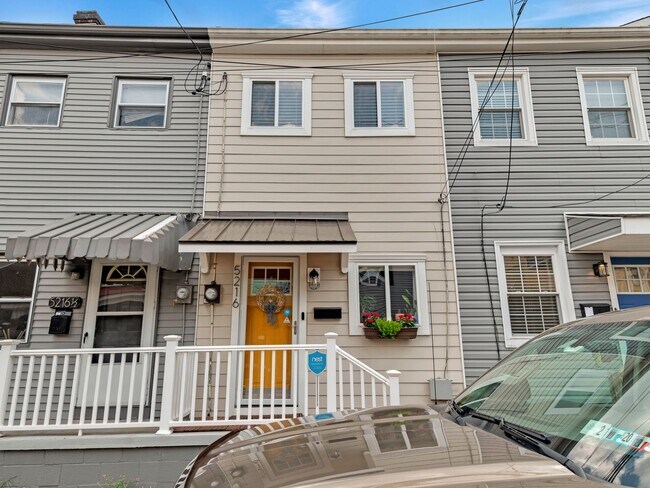 Building Photo - Luxury Updated Row Home | 1 Block from Butler Street