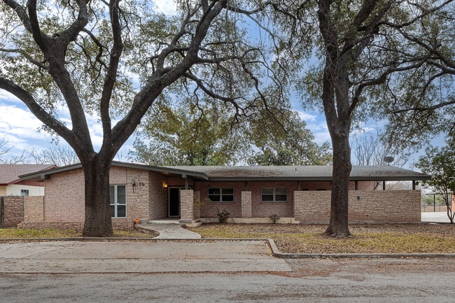 Building Photo - 16 Larkwood Ln Rental