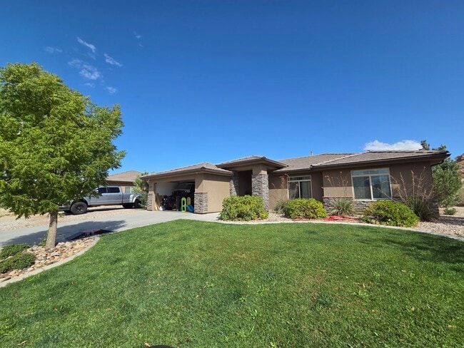 Building Photo - Desert Canyon Living - 3 Br/2Ba with 2 Car...