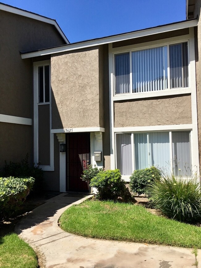 Building Photo - Inviting 2 bedroom / 1 bath townhouse in q...