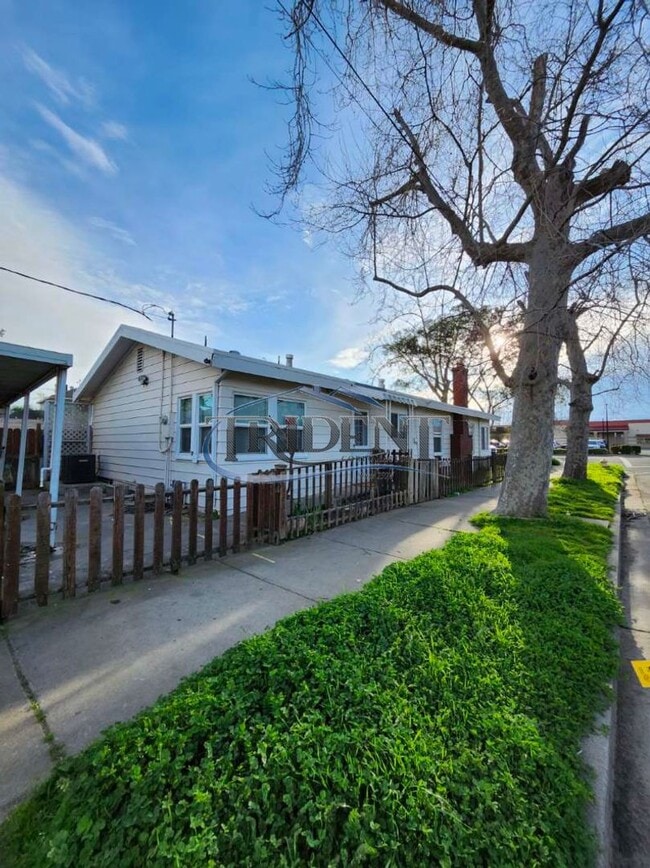Building Photo - 3 bedroom, 2 bath house