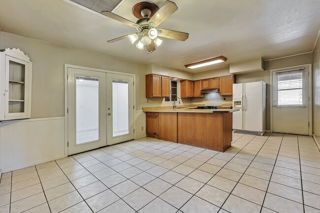 Photo - WALK TO ASU. 6 Bed 4 Bath right near campus