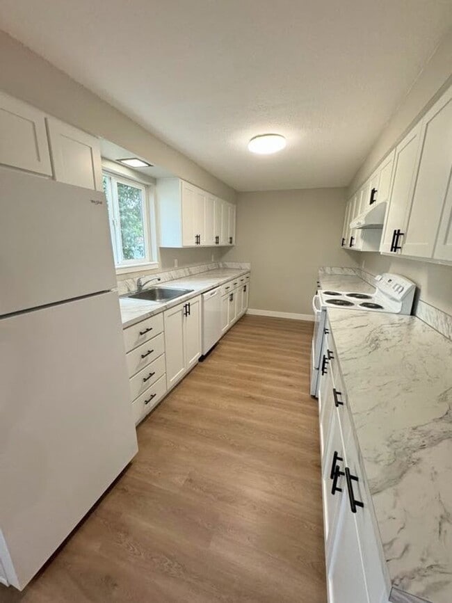 Building Photo - Completely Renovated 2 Bed, 1 Bath Oversized Apartment