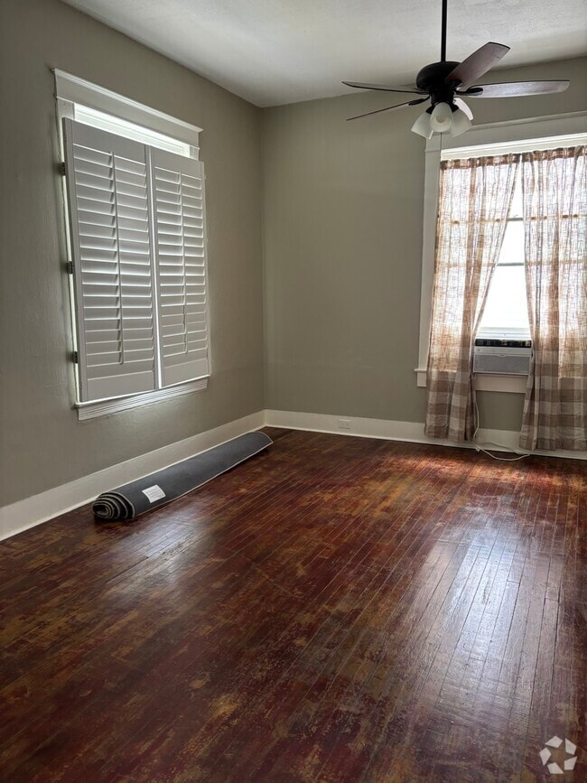 Building Photo - 905 20th St Rental