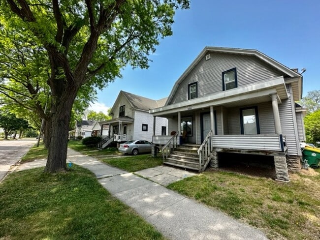 Building Photo - 1281 Elm St Unit 3
