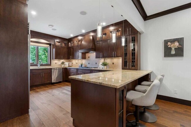 Photo - 4707-4721 21 St SW