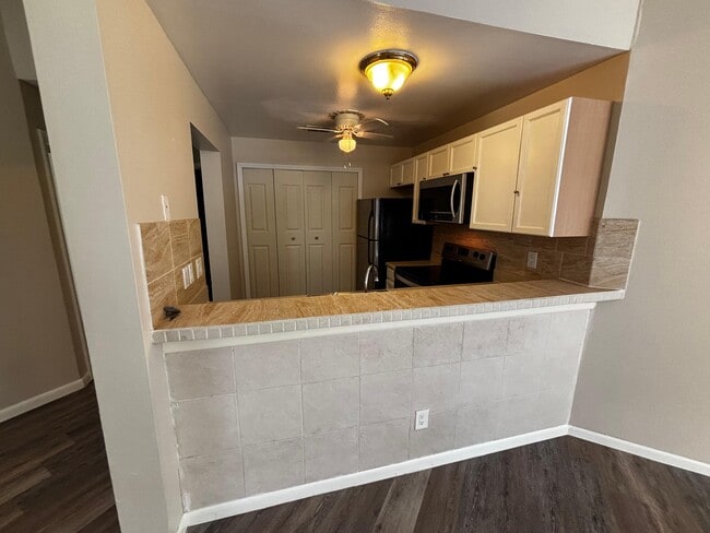 countertop/kitchen - 2560 Woodgate Blvd Unit #207