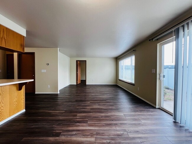 Building Photo - pl100 Unit 2 Rental