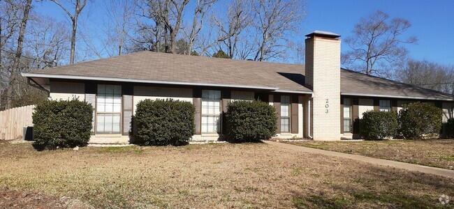 Building Photo - Lovely 4 Bedroom, 2 Bath Home in Whitehouse!