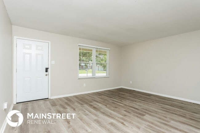 Photo - 910 Silverstone Dr