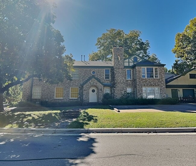 Building Photo - Modern Upstairs Unit 3