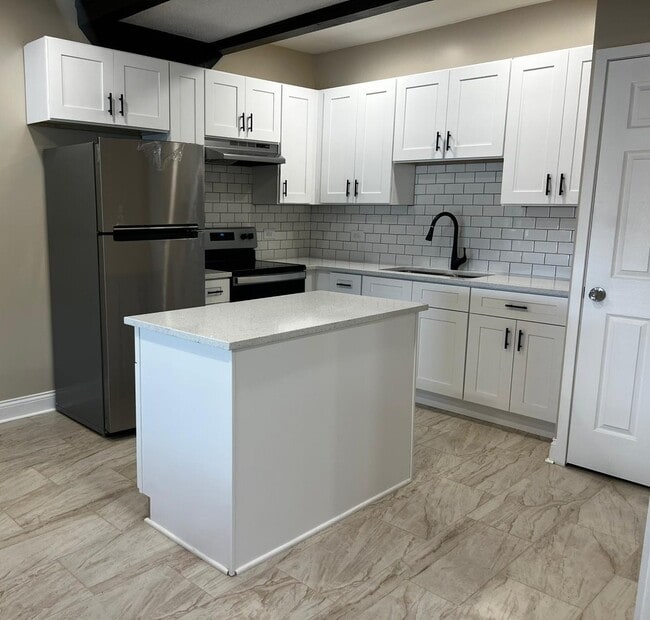 Photo - 10102 Main St