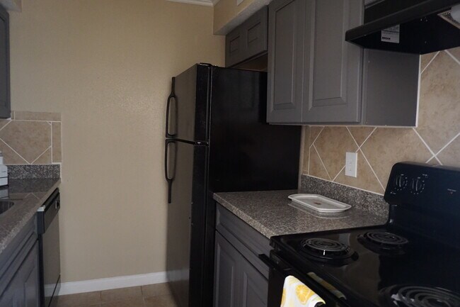 1 bed 1 bath Kitchen - Falls of Chelsea Lane