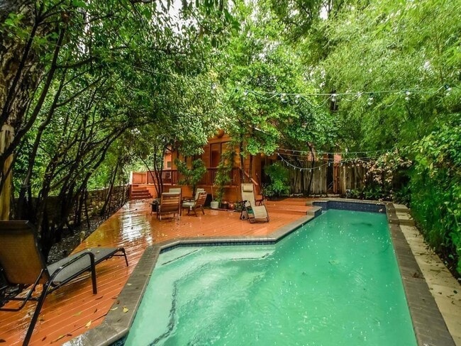 Photo - 800 Leonard St