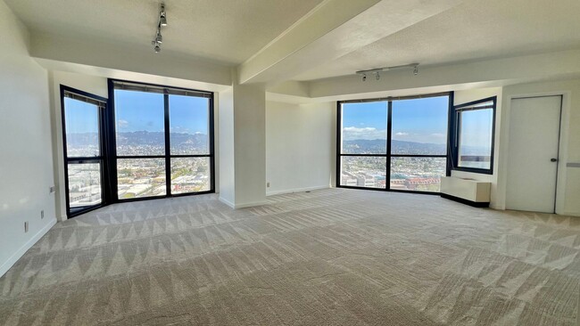 Photo - Prestigious top-floor unit  2 BR 2 BA, nes... Condo Unit 2927