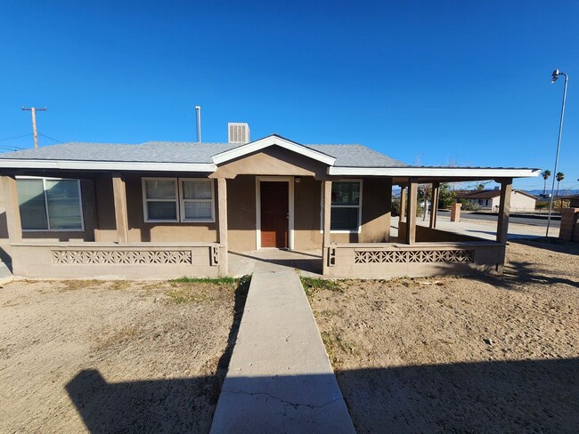 REMODELED 4 BEDROOM 2 BATH WITH 3 CAR GARAGE! - REMODELED 4 BEDROOM 2 BATH WITH 3 CAR GARAGE! Casa