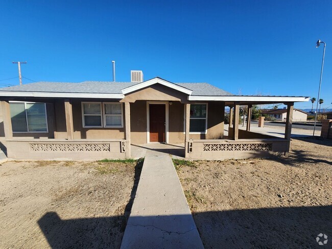 Building Photo - REMODELED 4 BEDROOM 2 BATH WITH 3 CAR GARAGE! Rental