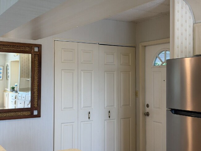 "Charming 2-Bed, 2-Bath Mobile Home Retreat in Harbor Cove!"