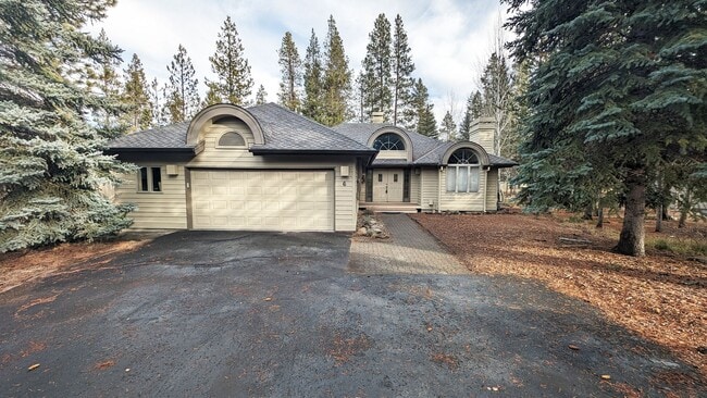 Building Photo - Furnished Sunriver 3 Bedroom Home Availabl...