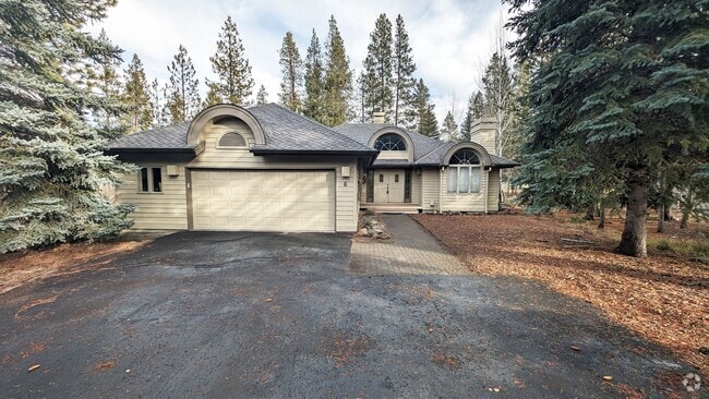 Building Photo - Furnished Sunriver 3 Bedroom Home Availabl...